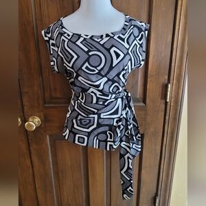 New York & Company Sz M Black and White Abstract Blouse P2P 17 L 26